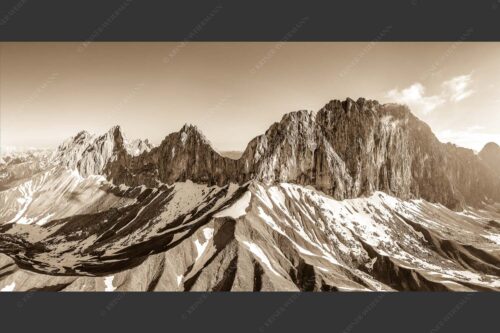 Wetterstein Südseite mit letzten Schneeresten im Puittal - Grüner Mantel 2:1 sepia -- Schüsselkarspitze Scharnitzspitze Oberreintalschrofen - mehr Infos bei www.Kriner-Weiermann.de