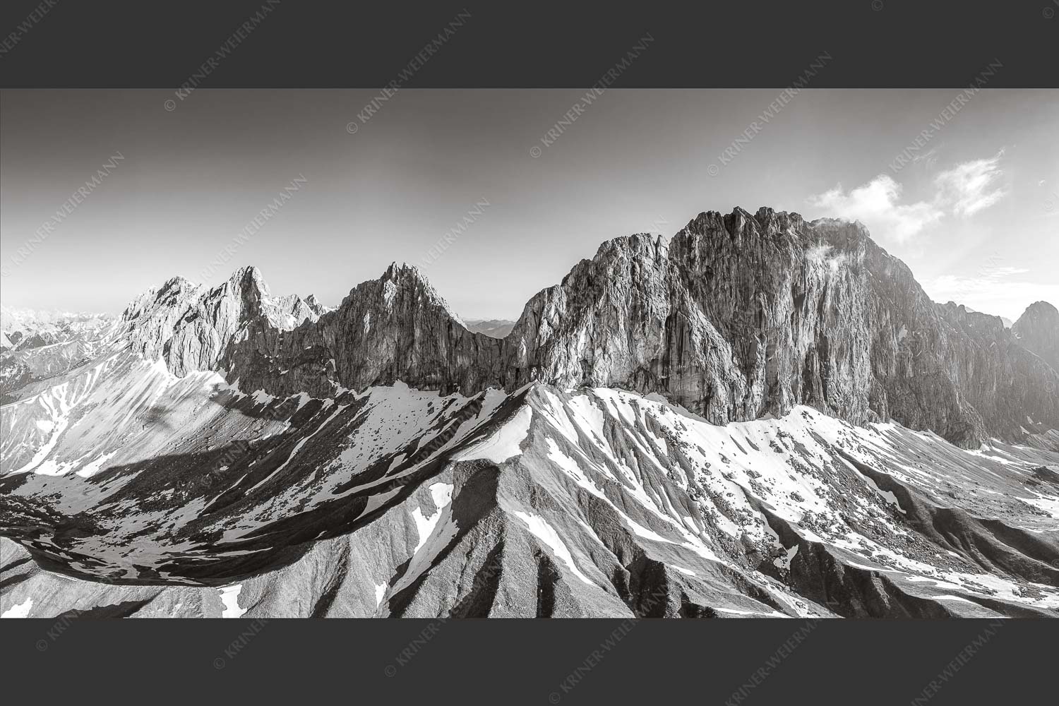 Wetterstein Südseite mit letzten Schneeresten im Puittal - Grüner Mantel 2:1 sw -- Schüsselkarspitze Scharnitzspitze Oberreintalschrofen - mehr Infos bei www.Kriner-Weiermann.de