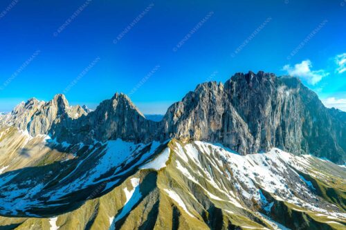 Wetterstein Südseite mit letzten Schneeresten im Puittal - Grüner Mantel 3:2  -- Schüsselkarspitze Scharnitzspitze Oberreintalschrofen - mehr Infos bei www.Kriner-Weiermann.de