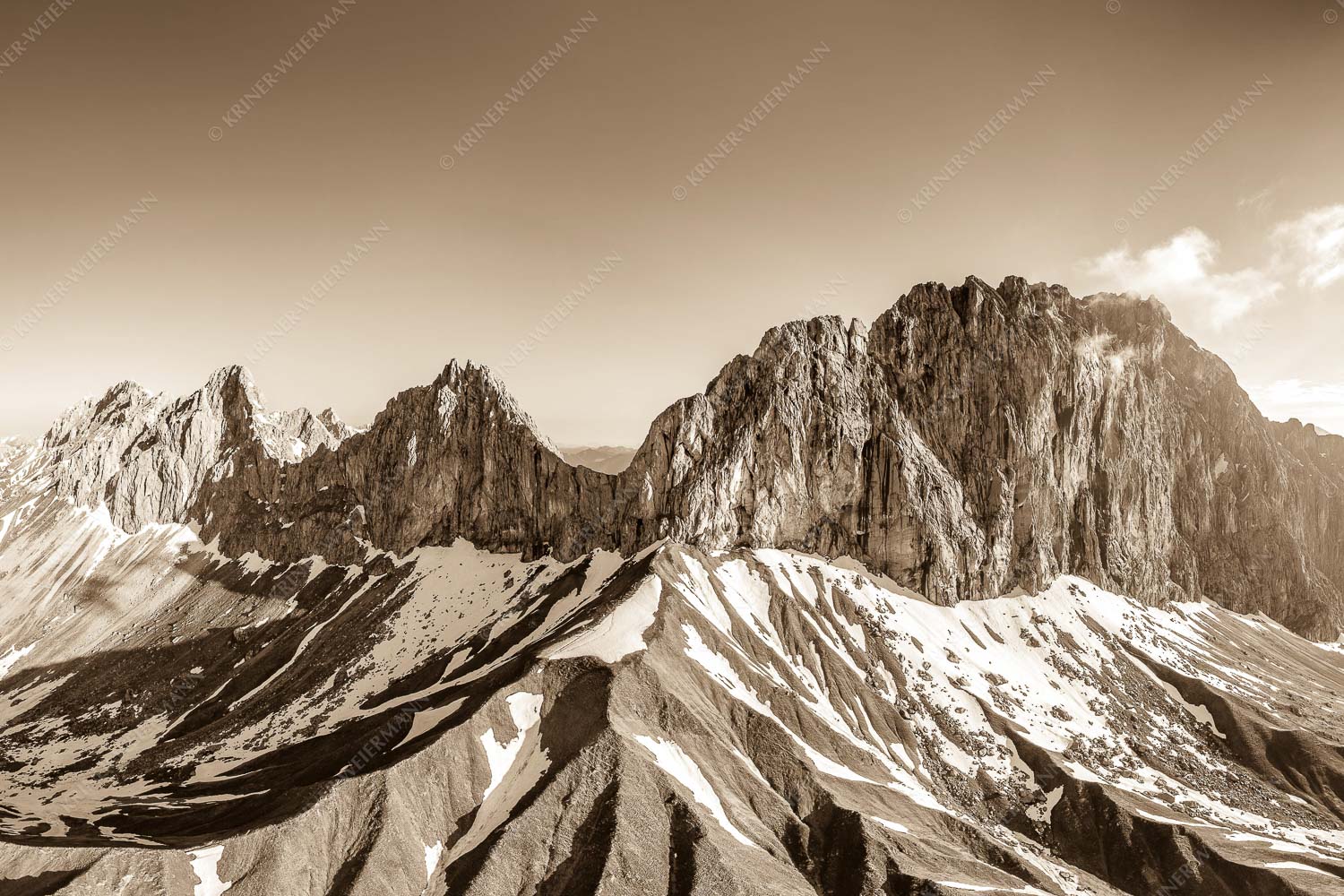 Wetterstein Südseite mit letzten Schneeresten im Puittal - Grüner Mantel 3:2 sepia -- Schüsselkarspitze Scharnitzspitze Oberreintalschrofen - mehr Infos bei www.Kriner-Weiermann.de
