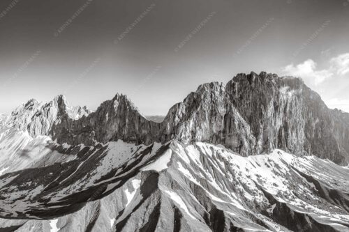 Wetterstein Südseite mit letzten Schneeresten im Puittal - Grüner Mantel 3:2 sw -- Schüsselkarspitze Scharnitzspitze Oberreintalschrofen - mehr Infos bei www.Kriner-Weiermann.de