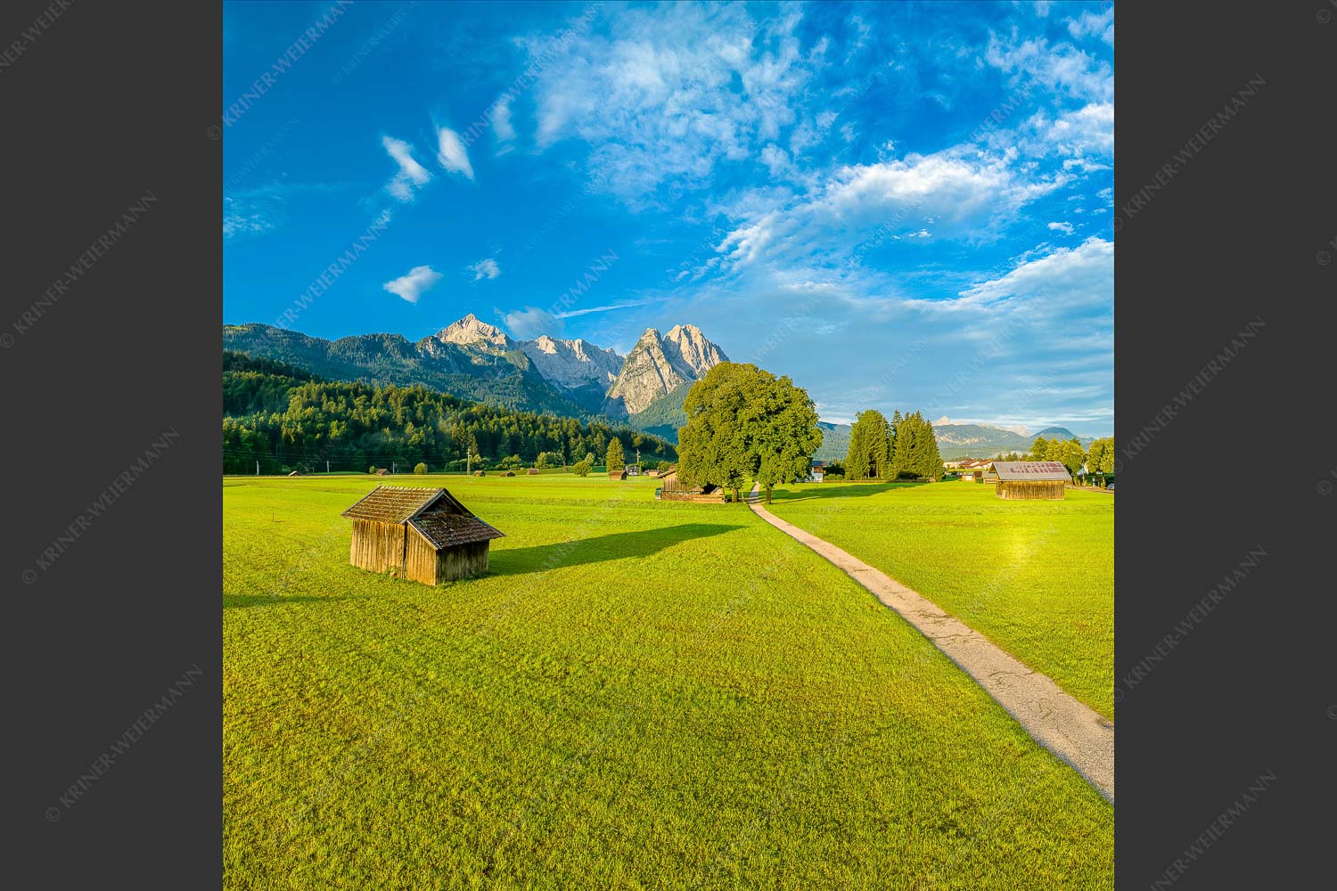 Blick zur Alpspitze und Waxenstein im Wetterstein bei Sonnenaufgang - Hammersbacherweg 1:1  -- Alpspitze Jubiläumsgrat und Waxenstein - mehr Infos bei www.Kriner-Weiermann.de