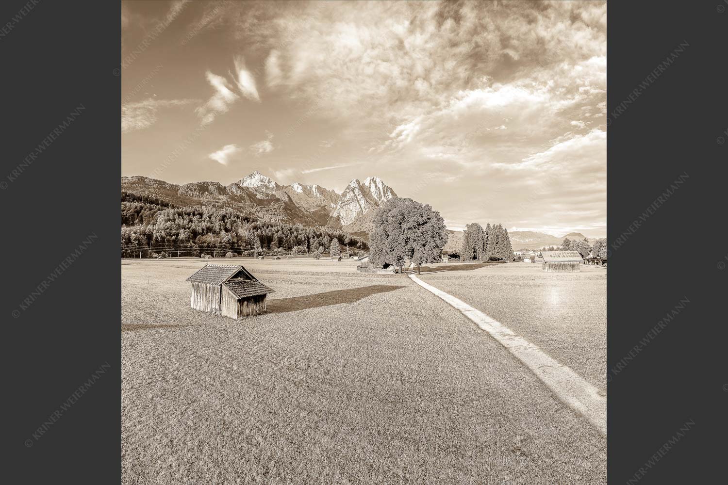 Blick zur Alpspitze und Waxenstein im Wetterstein bei Sonnenaufgang - Hammersbacherweg 1:1 sepia -- Alpspitze Jubiläumsgrat und Waxenstein - mehr Infos bei www.Kriner-Weiermann.de