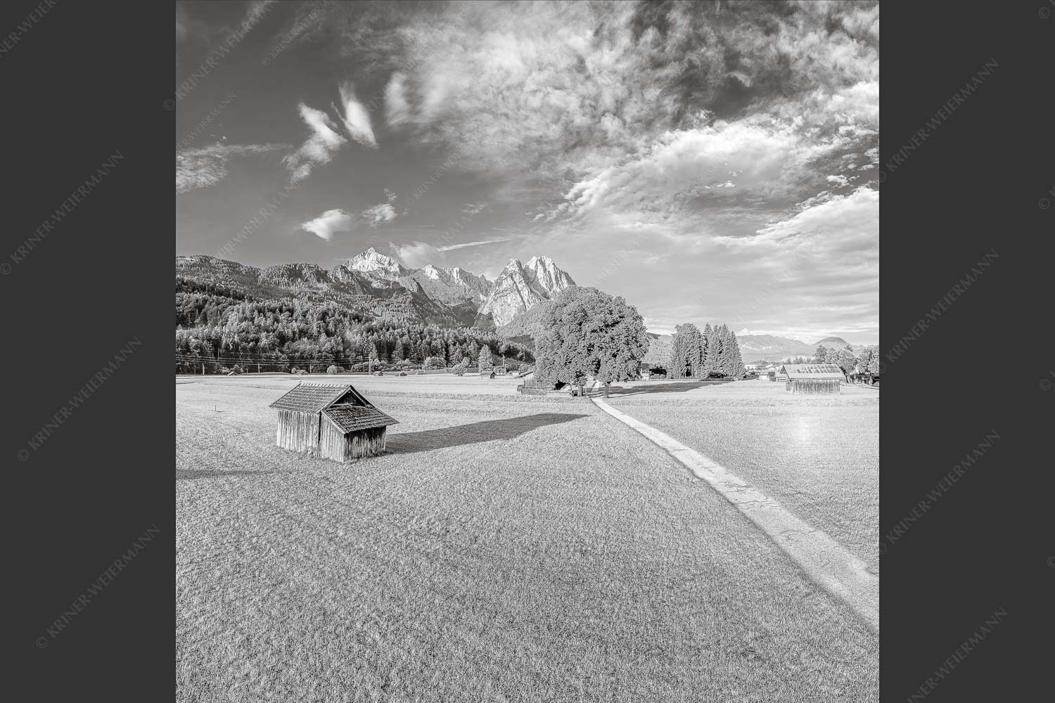 Blick zur Alpspitze und Waxenstein im Wetterstein bei Sonnenaufgang - Hammersbacherweg 1:1 sw -- Alpspitze Jubiläumsgrat und Waxenstein - mehr Infos bei www.Kriner-Weiermann.de