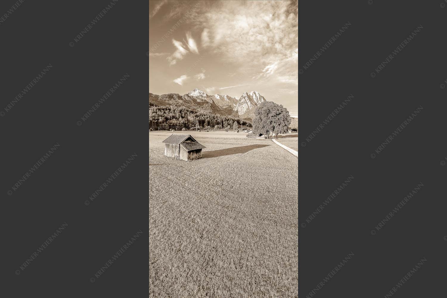 Blick zur Alpspitze und Waxenstein im Wetterstein bei Sonnenaufgang - Hammersbacherweg 1:2 sepia -- Alpspitze Jubiläumsgrat und Waxenstein - mehr Infos bei www.Kriner-Weiermann.de