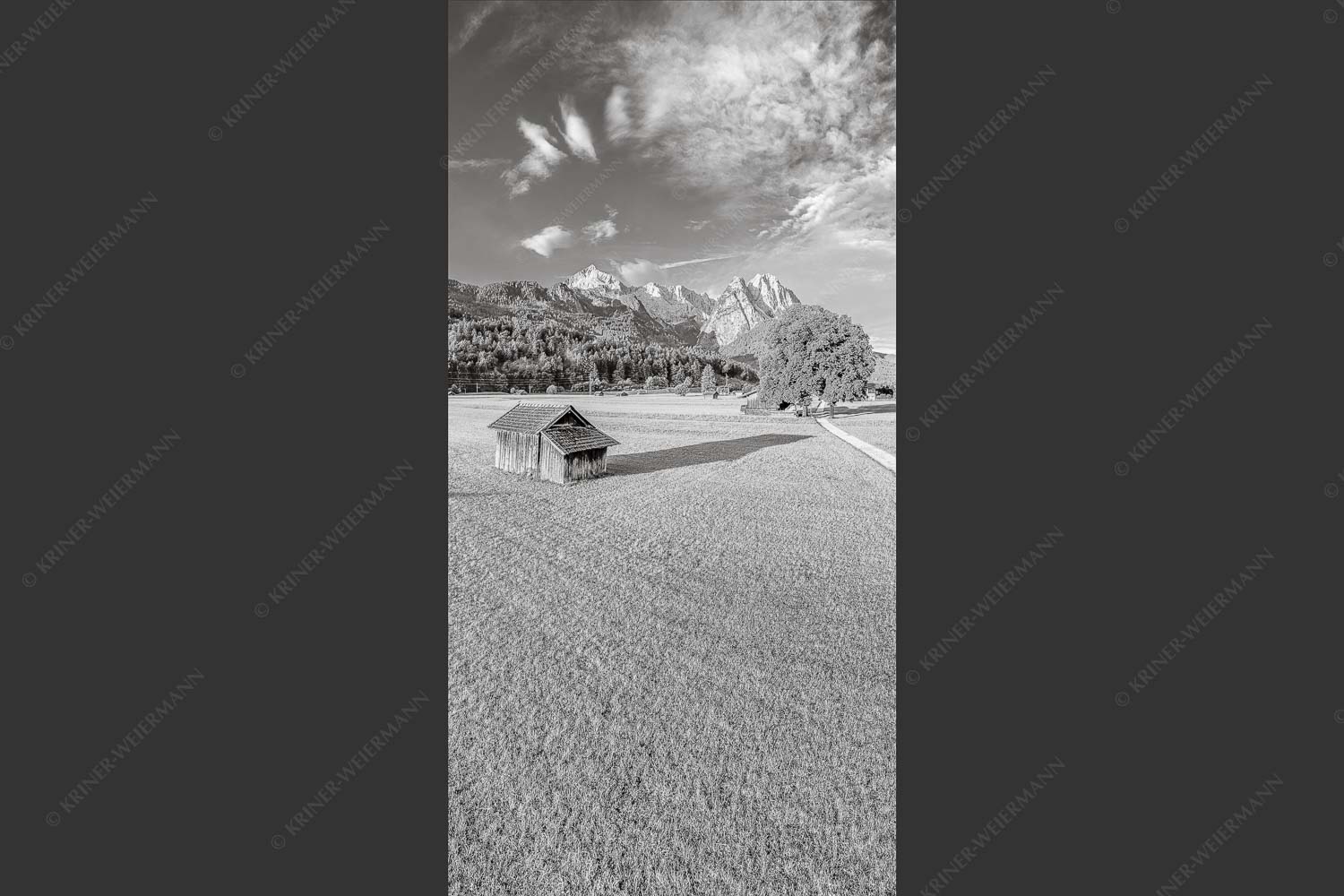 Blick zur Alpspitze und Waxenstein im Wetterstein bei Sonnenaufgang - Hammersbacherweg 1:2 sw -- Alpspitze Jubiläumsgrat und Waxenstein - mehr Infos bei www.Kriner-Weiermann.de