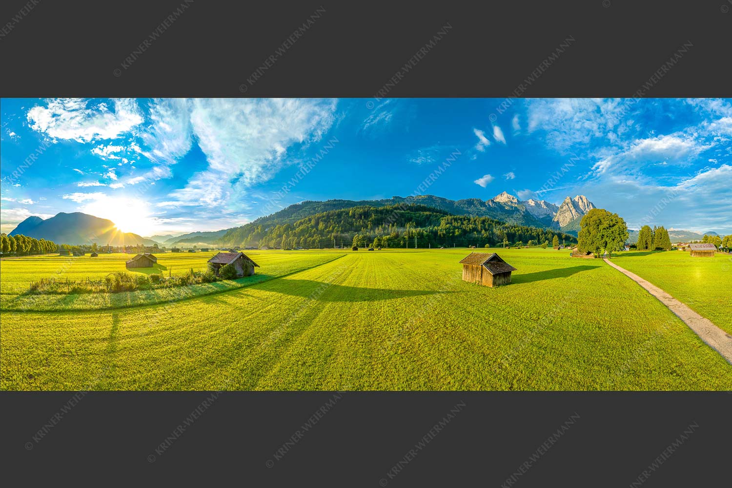 Blick zur Alpspitze und Waxenstein im Wetterstein bei Sonnenaufgang - Hammersbacherweg 2,5:1  -- Alpspitze Jubiläumsgrat und Waxenstein - mehr Infos bei www.Kriner-Weiermann.de