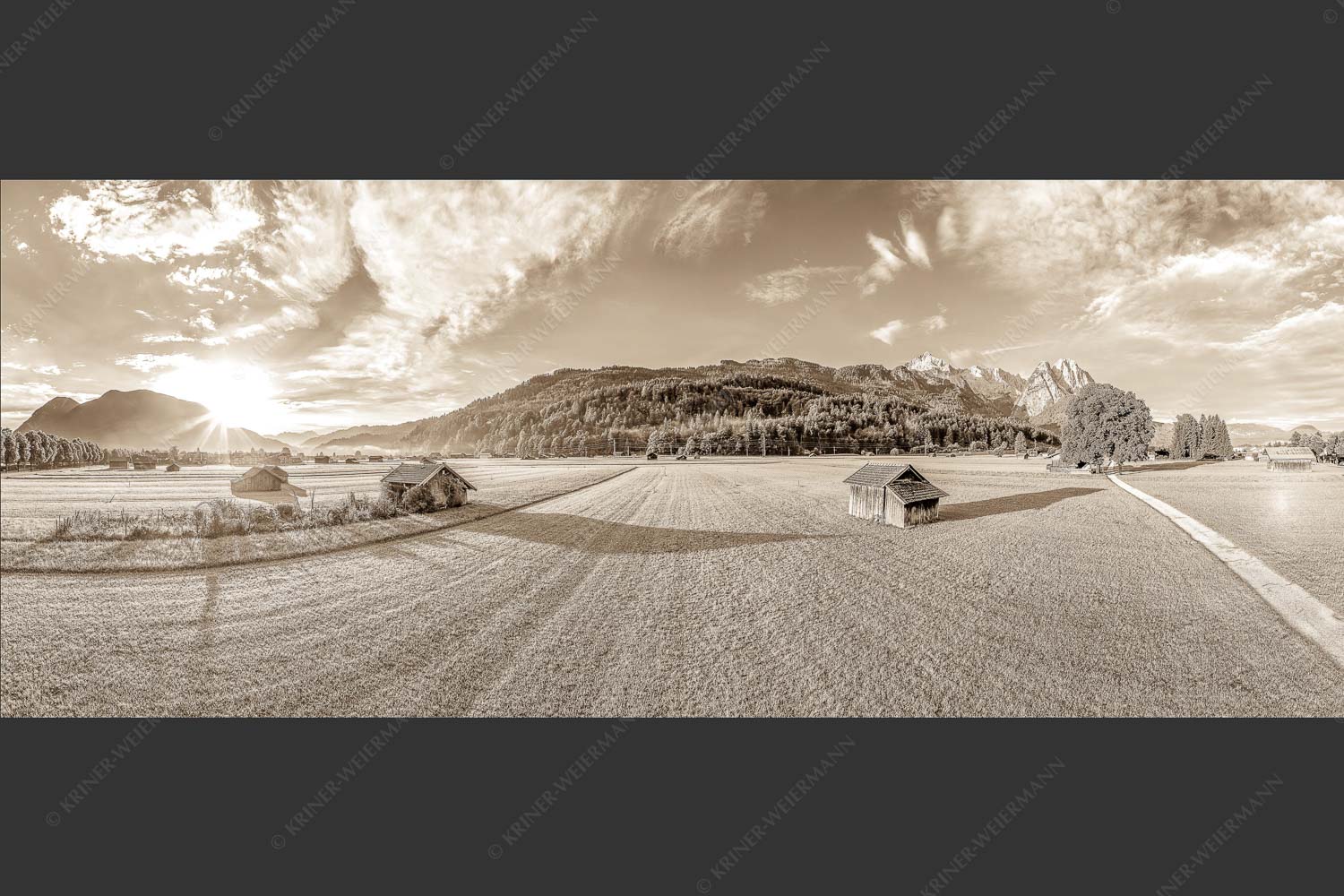 Blick zur Alpspitze und Waxenstein im Wetterstein bei Sonnenaufgang - Hammersbacherweg 2,5:1 sepia -- Alpspitze Jubiläumsgrat und Waxenstein - mehr Infos bei www.Kriner-Weiermann.de