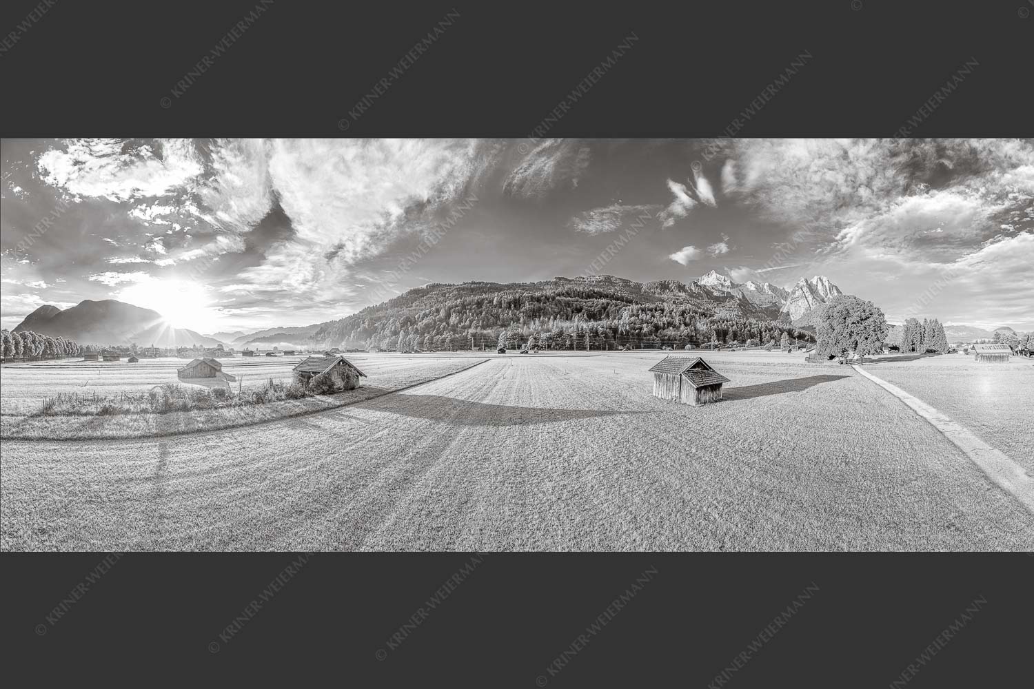 Blick zur Alpspitze und Waxenstein im Wetterstein bei Sonnenaufgang - Hammersbacherweg 2,5:1 sw -- Alpspitze Jubiläumsgrat und Waxenstein - mehr Infos bei www.Kriner-Weiermann.de