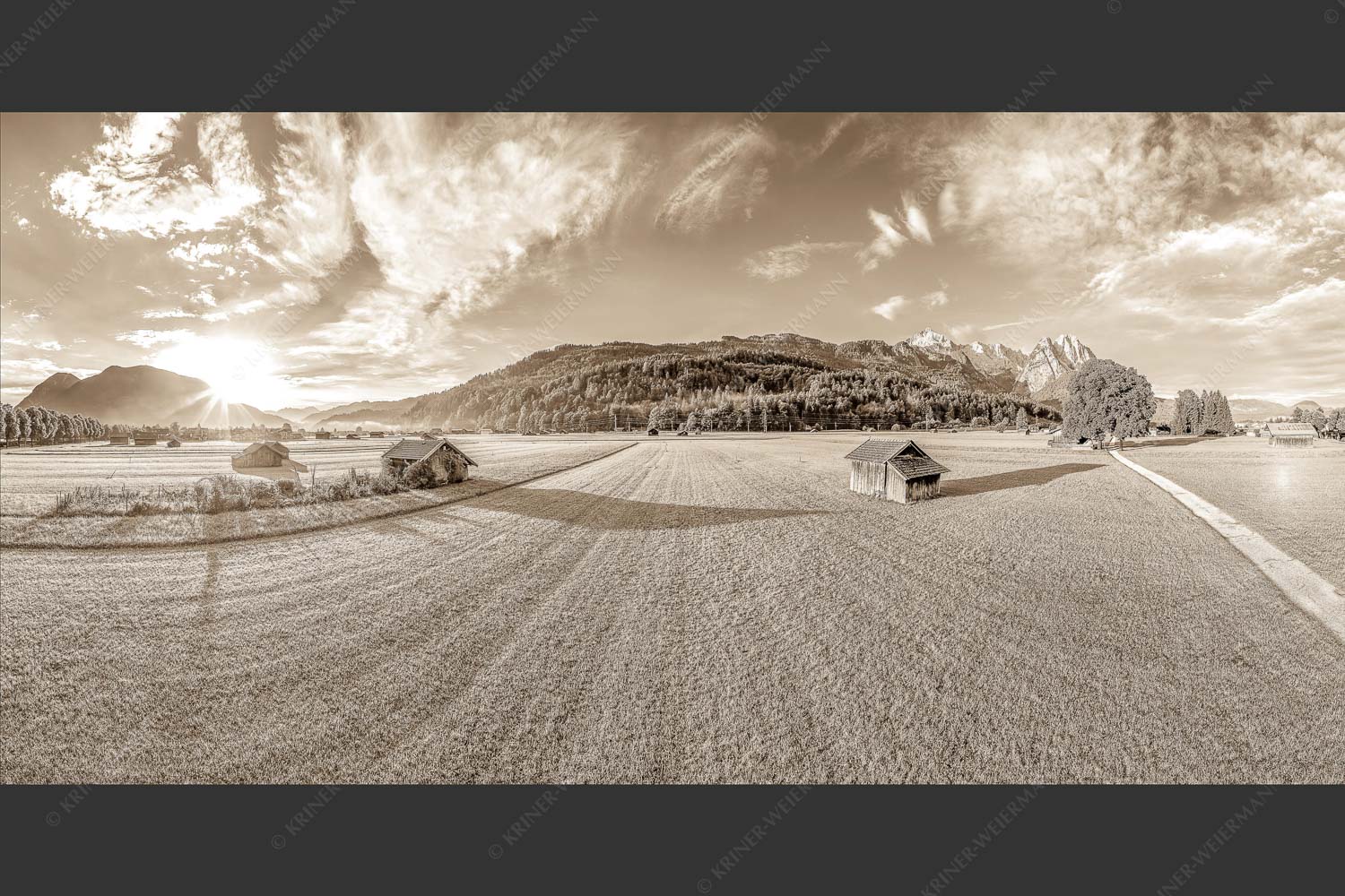 Blick zur Alpspitze und Waxenstein im Wetterstein bei Sonnenaufgang - Hammersbacherweg 2:1 sepia -- Alpspitze Jubiläumsgrat und Waxenstein - mehr Infos bei www.Kriner-Weiermann.de