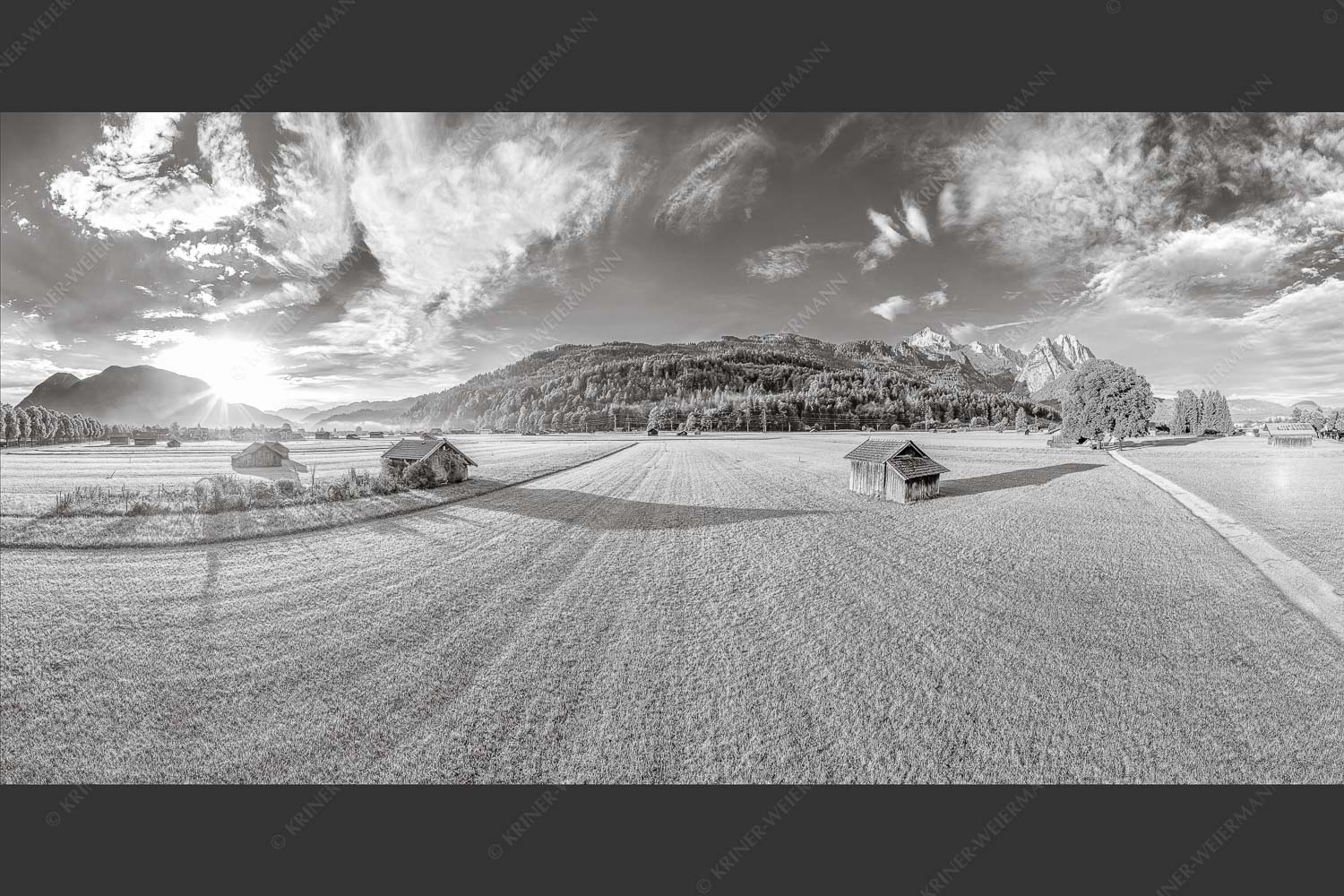 Blick zur Alpspitze und Waxenstein im Wetterstein bei Sonnenaufgang - Hammersbacherweg 2:1 sw -- Alpspitze Jubiläumsgrat und Waxenstein - mehr Infos bei www.Kriner-Weiermann.de