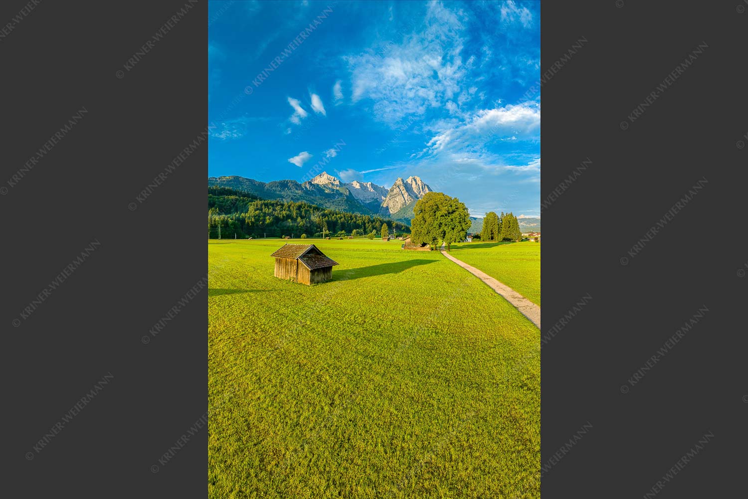 Blick zur Alpspitze und Waxenstein im Wetterstein bei Sonnenaufgang - Hammersbacherweg 2:3  -- Alpspitze Jubiläumsgrat und Waxenstein - mehr Infos bei www.Kriner-Weiermann.de