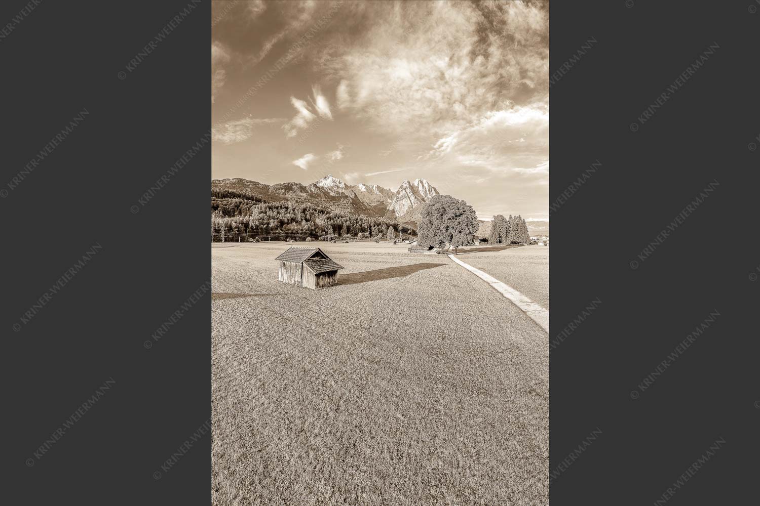 Blick zur Alpspitze und Waxenstein im Wetterstein bei Sonnenaufgang - Hammersbacherweg 2:3 sepia -- Alpspitze Jubiläumsgrat und Waxenstein - mehr Infos bei www.Kriner-Weiermann.de
