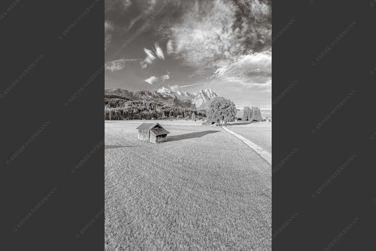 Blick zur Alpspitze und Waxenstein im Wetterstein bei Sonnenaufgang - Hammersbacherweg 2:3 sw -- Alpspitze Jubiläumsgrat und Waxenstein - mehr Infos bei www.Kriner-Weiermann.de