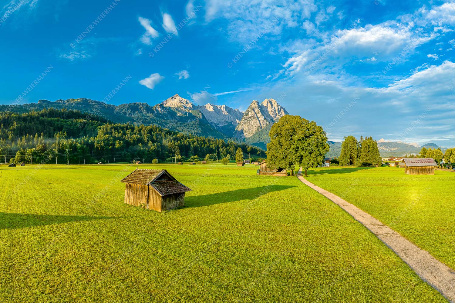 Blick zur Alpspitze und Waxenstein im Wetterstein bei Sonnenaufgang - Hammersbacherweg 3:2  -- Alpspitze Jubiläumsgrat und Waxenstein - mehr Infos bei www.Kriner-Weiermann.de