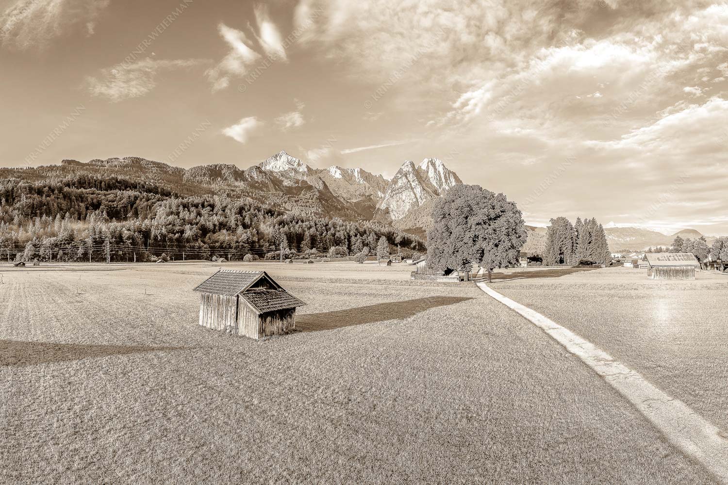 Blick zur Alpspitze und Waxenstein im Wetterstein bei Sonnenaufgang - Hammersbacherweg 3:2 sepia -- Alpspitze Jubiläumsgrat und Waxenstein - mehr Infos bei www.Kriner-Weiermann.de