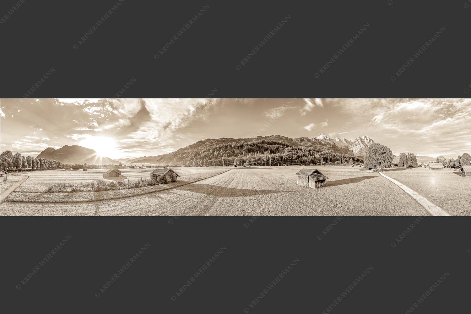 Blick zur Alpspitze und Waxenstein im Wetterstein bei Sonnenaufgang - Hammersbacherweg 4:1 sepia -- Alpspitze Jubiläumsgrat und Waxenstein - mehr Infos bei www.Kriner-Weiermann.de