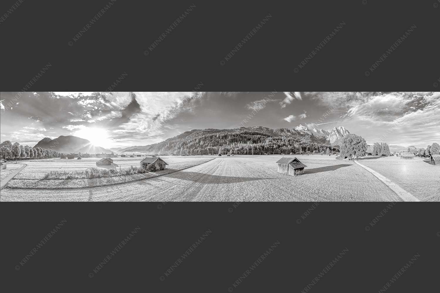 Blick zur Alpspitze und Waxenstein im Wetterstein bei Sonnenaufgang - Hammersbacherweg 4:1 sw -- Alpspitze Jubiläumsgrat und Waxenstein - mehr Infos bei www.Kriner-Weiermann.de