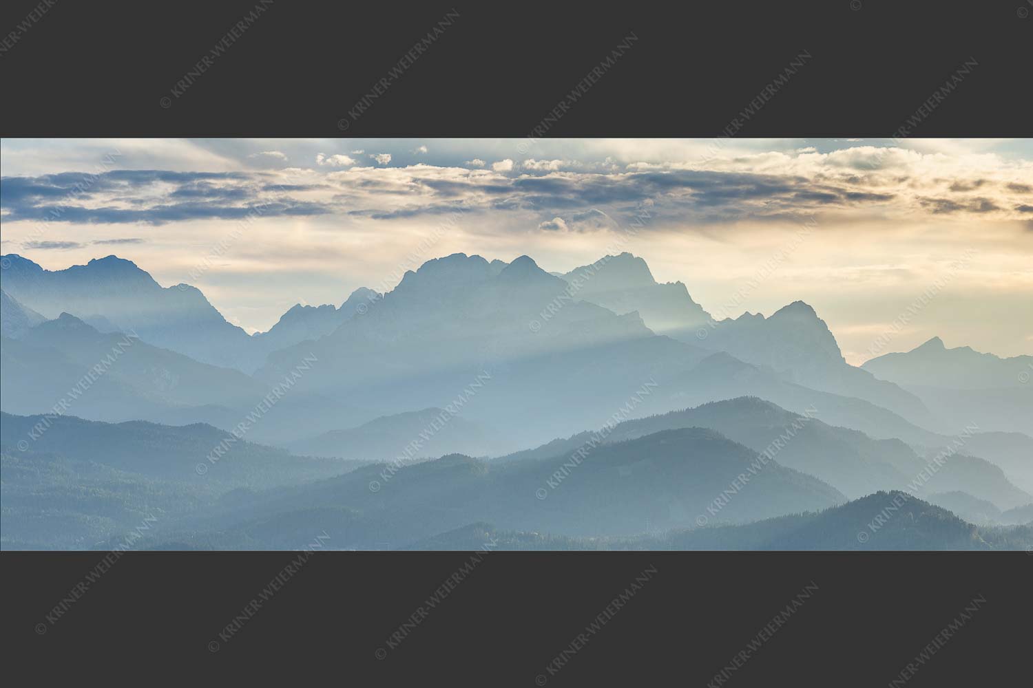 Traumhafte Abendstimmung in den unzähligen Gipfeln des Wetterstein- und Zugspitzmassivs - Heimatsilhouetten 2,5:1  -- Abendlicht am Zugspitzmassiv - mehr Infos bei www.Kriner-Weiermann.de