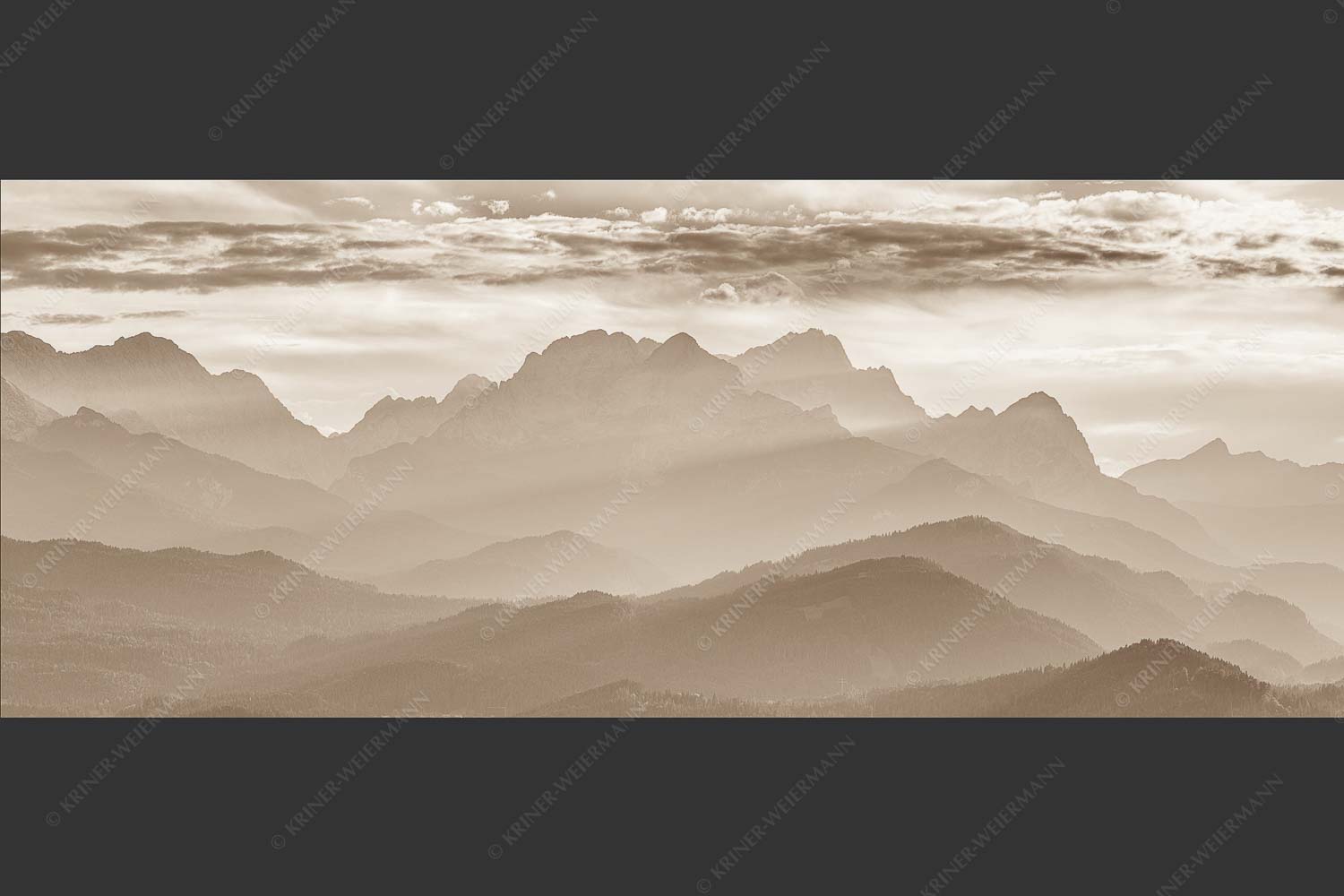 Traumhafte Abendstimmung in den unzähligen Gipfeln des Wetterstein- und Zugspitzmassivs - Heimatsilhouetten 2,5:1 sepia -- Abendlicht am Zugspitzmassiv - mehr Infos bei www.Kriner-Weiermann.de