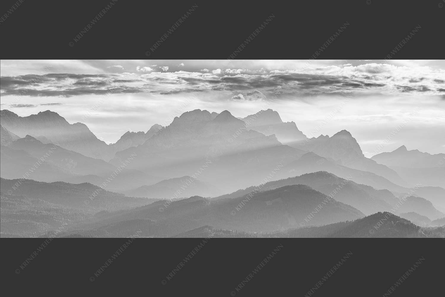 Traumhafte Abendstimmung in den unzähligen Gipfeln des Wetterstein- und Zugspitzmassivs - Heimatsilhouetten 2,5:1 sw -- Abendlicht am Zugspitzmassiv - mehr Infos bei www.Kriner-Weiermann.de