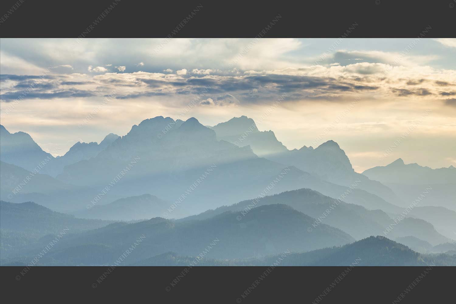 Traumhafte Abendstimmung in den unzähligen Gipfeln des Wetterstein- und Zugspitzmassivs - Heimatsilhouetten 2:1  -- Abendlicht am Zugspitzmassiv - mehr Infos bei www.Kriner-Weiermann.de