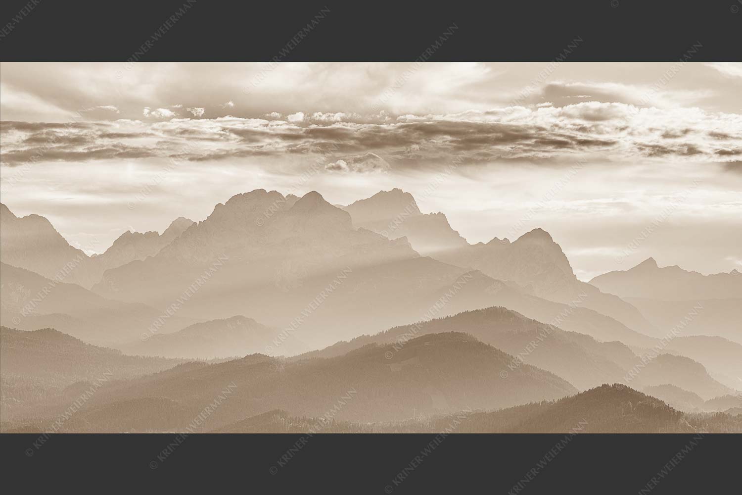 Traumhafte Abendstimmung in den unzähligen Gipfeln des Wetterstein- und Zugspitzmassivs - Heimatsilhouetten 2:1 sepia -- Abendlicht am Zugspitzmassiv - mehr Infos bei www.Kriner-Weiermann.de