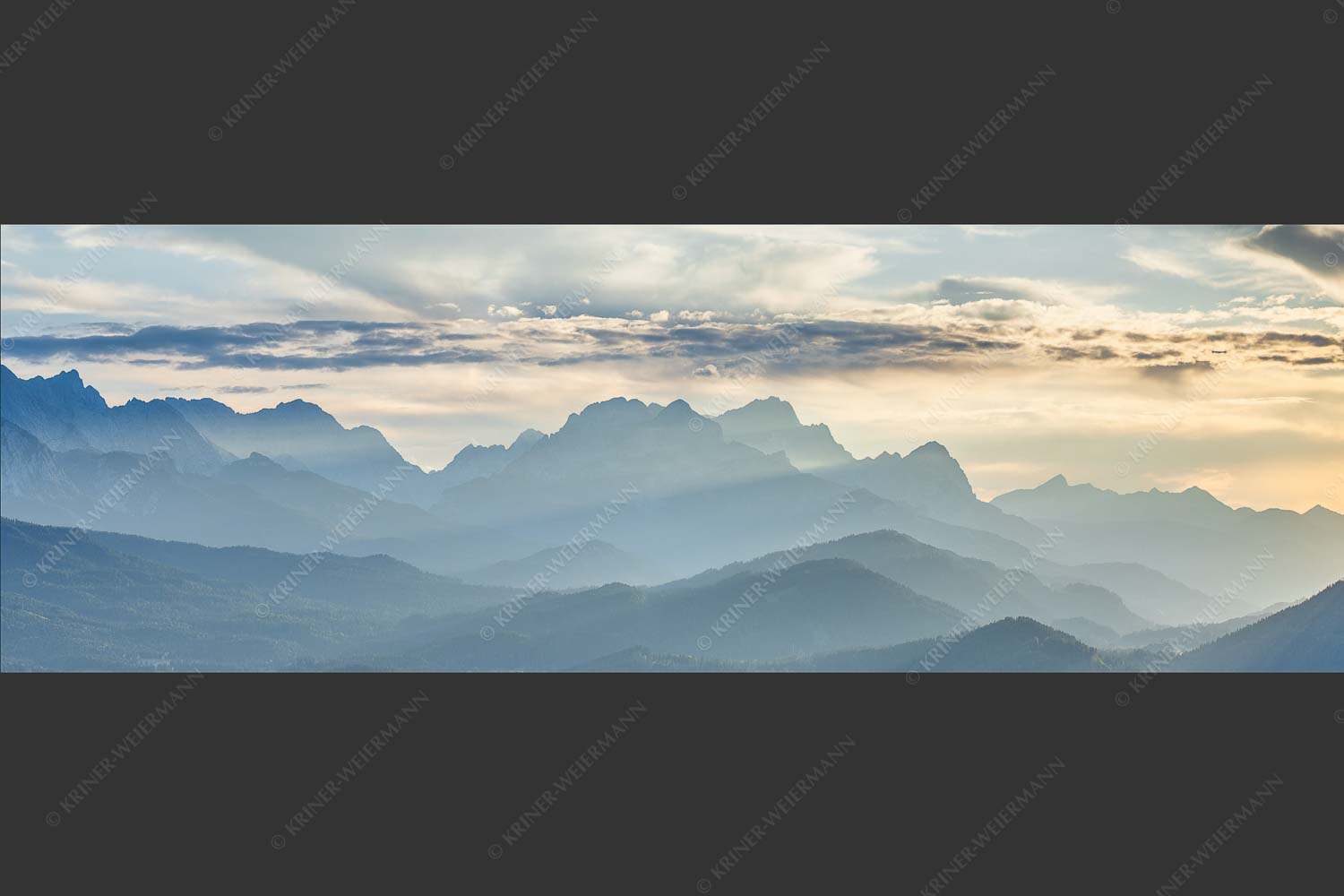 Traumhafte Abendstimmung in den unzähligen Gipfeln des Wetterstein- und Zugspitzmassivs - Heimatsilhouetten 3:1  -- Abendlicht am Zugspitzmassiv - mehr Infos bei www.Kriner-Weiermann.de