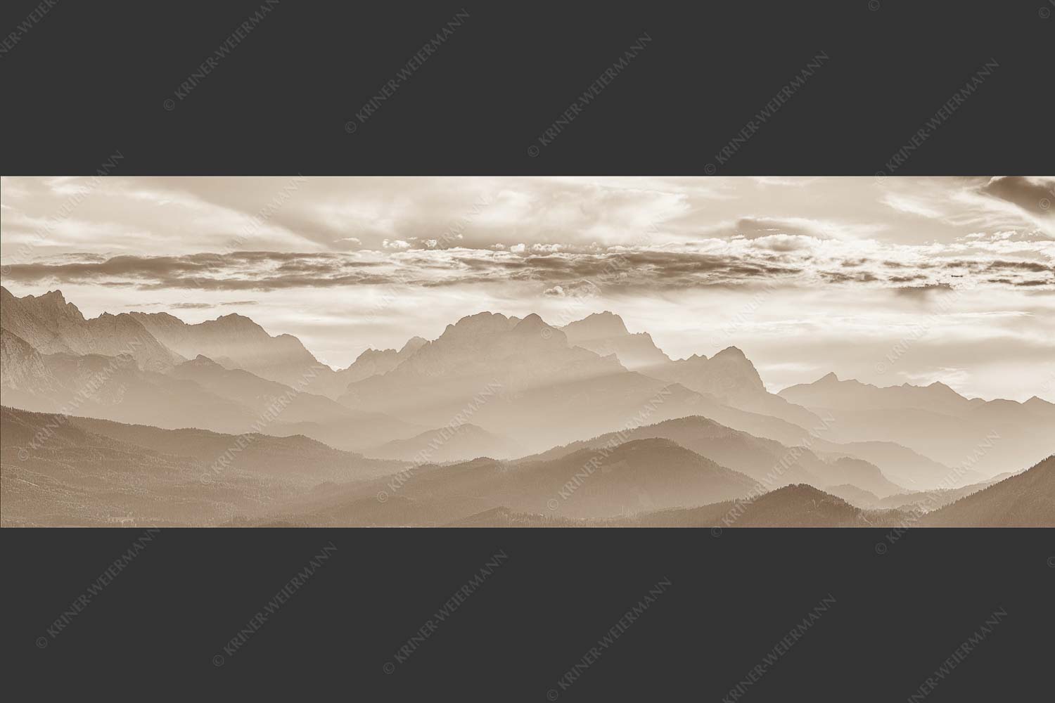 Traumhafte Abendstimmung in den unzähligen Gipfeln des Wetterstein- und Zugspitzmassivs - Heimatsilhouetten 3:1 sepia -- Abendlicht am Zugspitzmassiv - mehr Infos bei www.Kriner-Weiermann.de