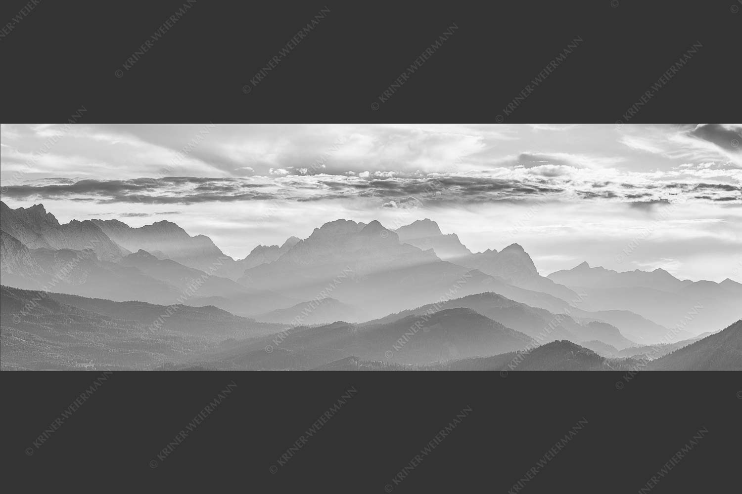 Traumhafte Abendstimmung in den unzähligen Gipfeln des Wetterstein- und Zugspitzmassivs - Heimatsilhouetten 3:1 sw -- Abendlicht am Zugspitzmassiv - mehr Infos bei www.Kriner-Weiermann.de