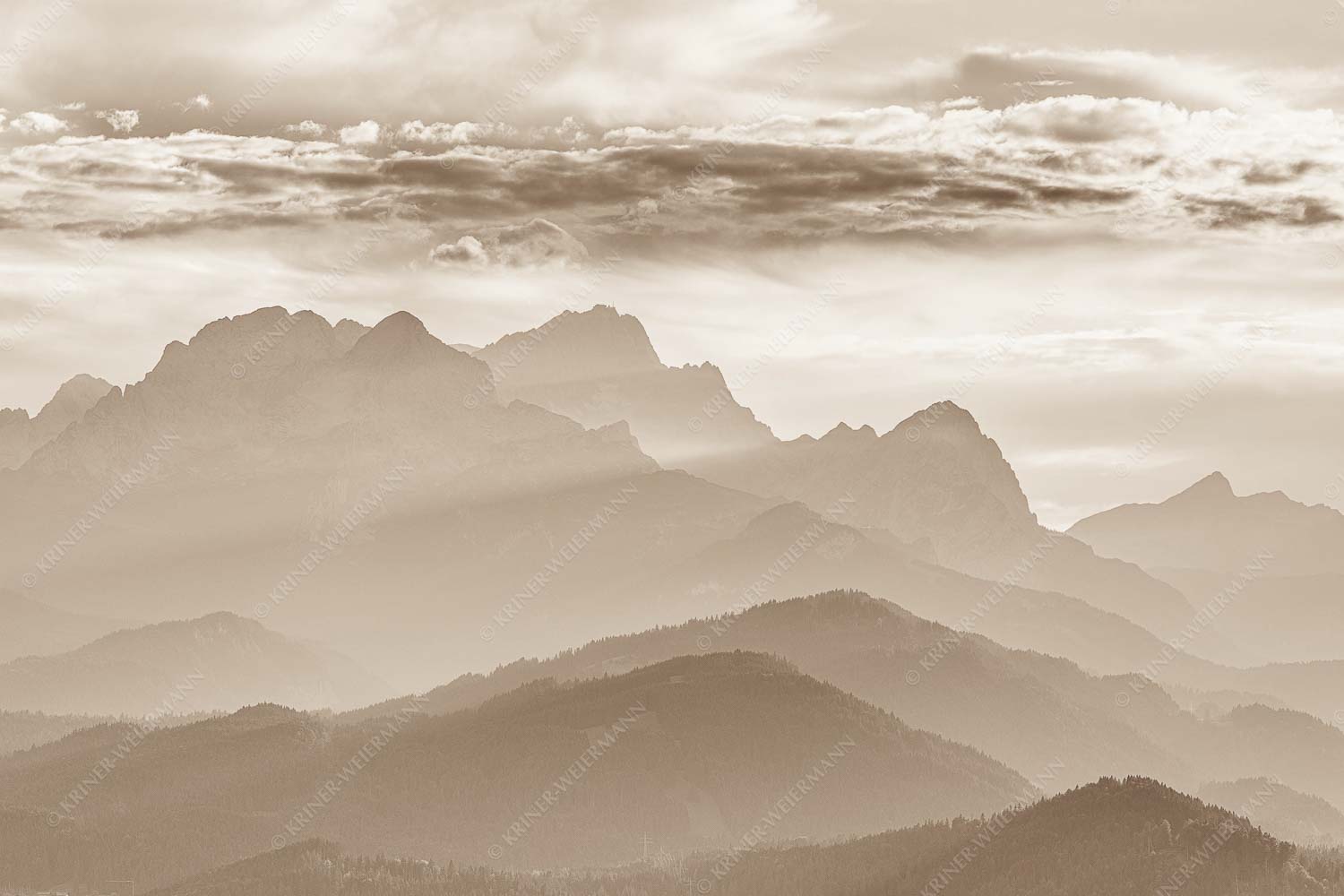 Traumhafte Abendstimmung in den unzähligen Gipfeln des Wetterstein- und Zugspitzmassivs - Heimatsilhouetten 3:2 sepia -- Abendlicht am Zugspitzmassiv - mehr Infos bei www.Kriner-Weiermann.de