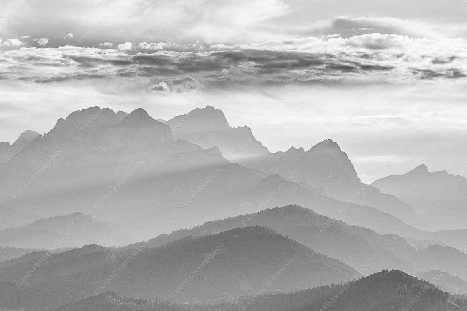 Traumhafte Abendstimmung in den unzähligen Gipfeln des Wetterstein- und Zugspitzmassivs - Heimatsilhouetten 3:2 sw -- Abendlicht am Zugspitzmassiv - mehr Infos bei www.Kriner-Weiermann.de