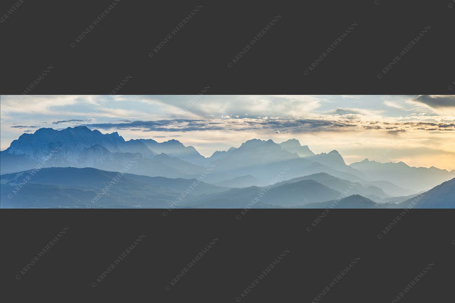 Traumhafte Abendstimmung in den unzähligen Gipfeln des Wetterstein- und Zugspitzmassivs - Heimatsilhouetten 4:1  -- Abendlicht am Zugspitzmassiv - mehr Infos bei www.Kriner-Weiermann.de