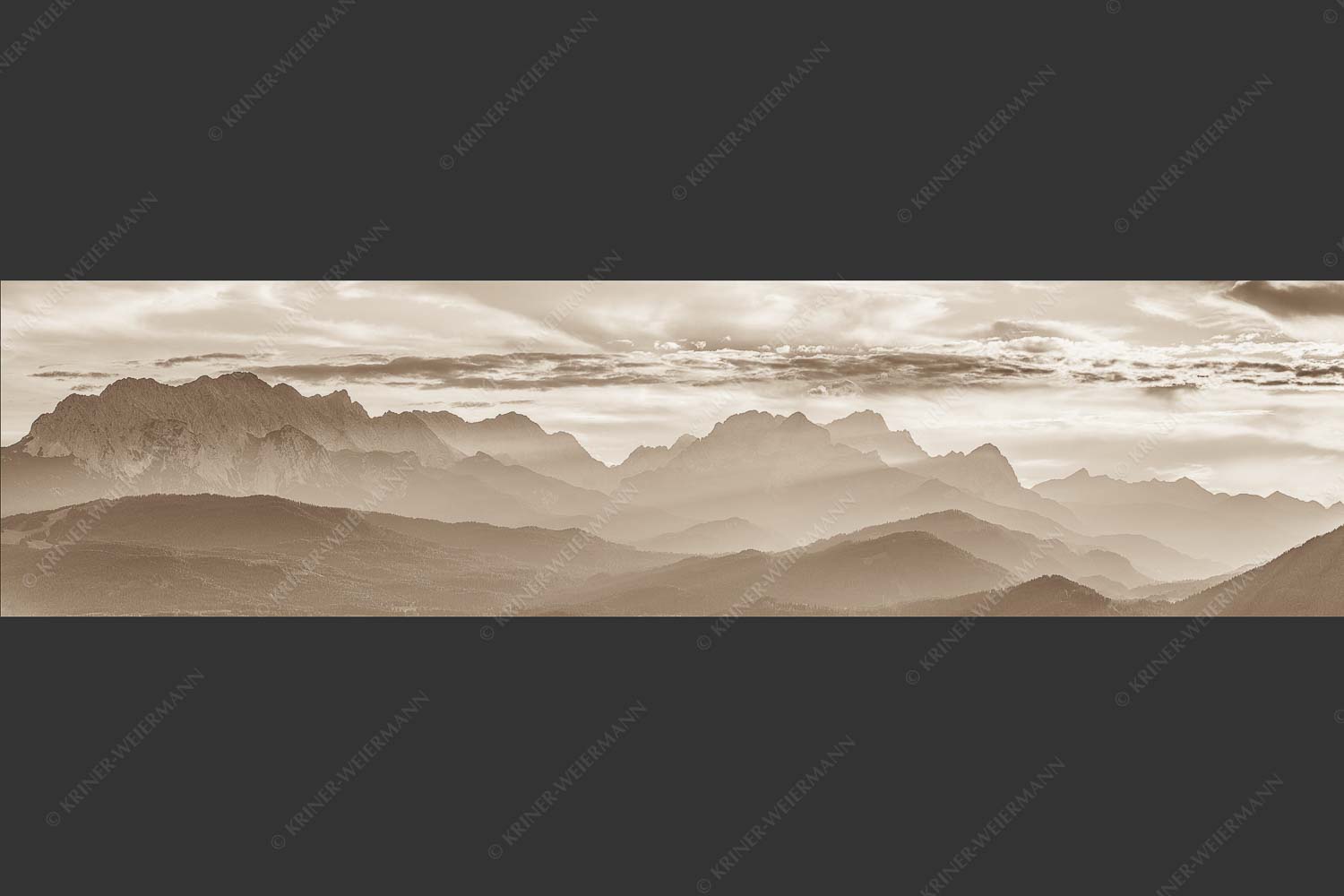 Traumhafte Abendstimmung in den unzähligen Gipfeln des Wetterstein- und Zugspitzmassivs - Heimatsilhouetten 4:1 sepia -- Abendlicht am Zugspitzmassiv - mehr Infos bei www.Kriner-Weiermann.de