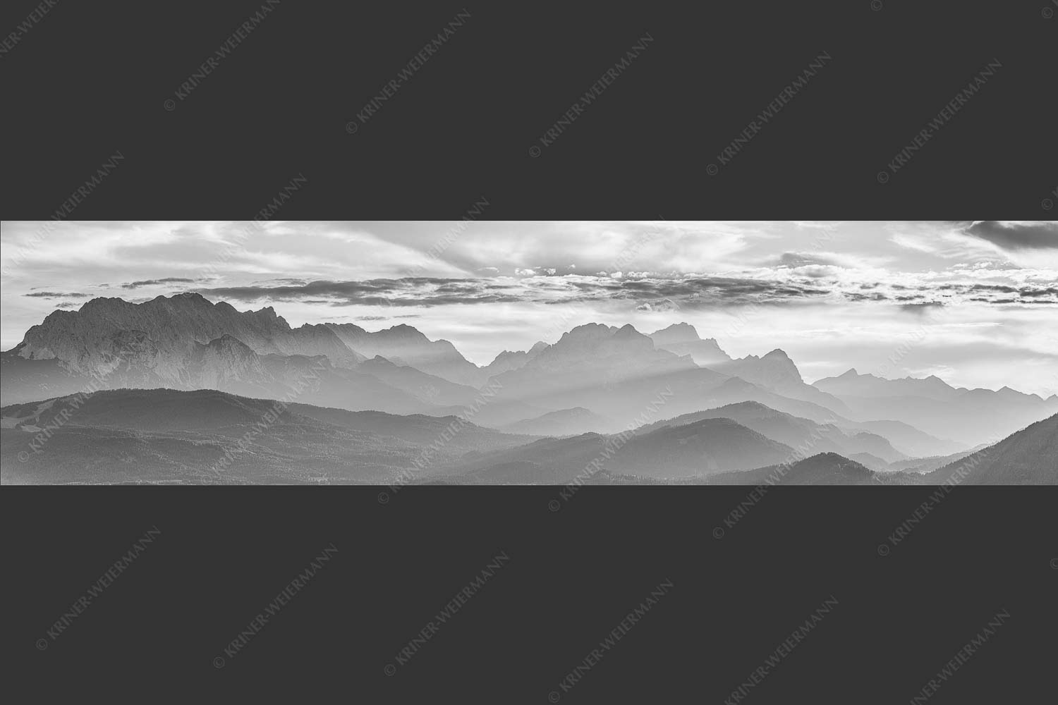 Traumhafte Abendstimmung in den unzähligen Gipfeln des Wetterstein- und Zugspitzmassivs - Heimatsilhouetten 4:1 sw -- Abendlicht am Zugspitzmassiv - mehr Infos bei www.Kriner-Weiermann.de