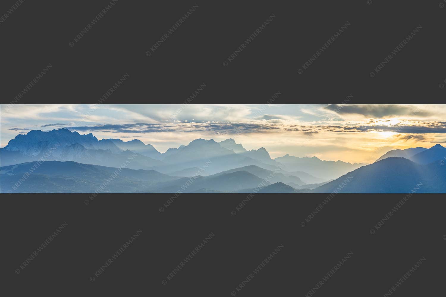 Traumhafte Abendstimmung in den unzähligen Gipfeln des Wetterstein- und Zugspitzmassivs - Heimatsilhouetten 5:1  -- Abendlicht am Zugspitzmassiv - mehr Infos bei www.Kriner-Weiermann.de