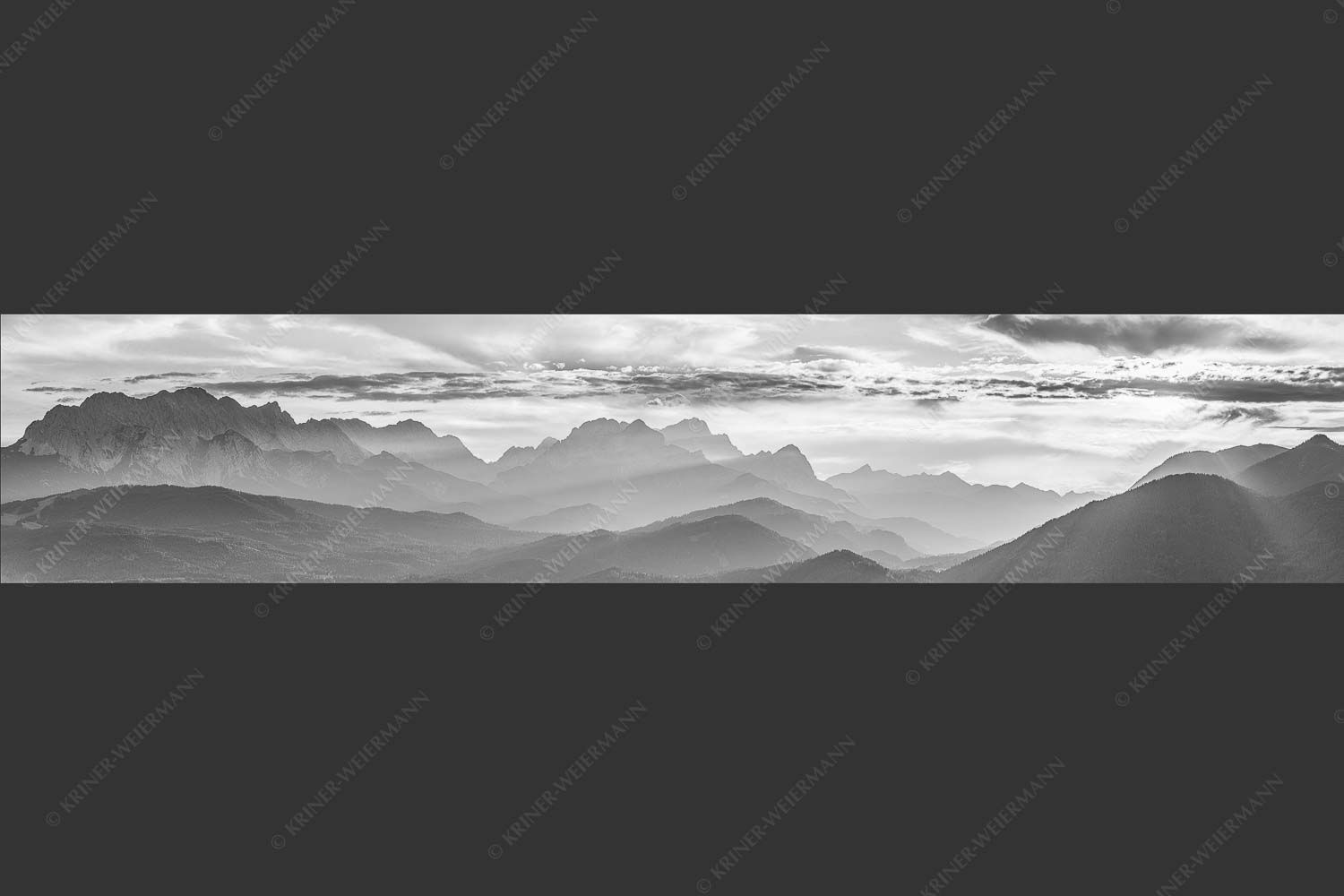 Traumhafte Abendstimmung in den unzähligen Gipfeln des Wetterstein- und Zugspitzmassivs - Heimatsilhouetten 5:1 sw -- Abendlicht am Zugspitzmassiv - mehr Infos bei www.Kriner-Weiermann.de