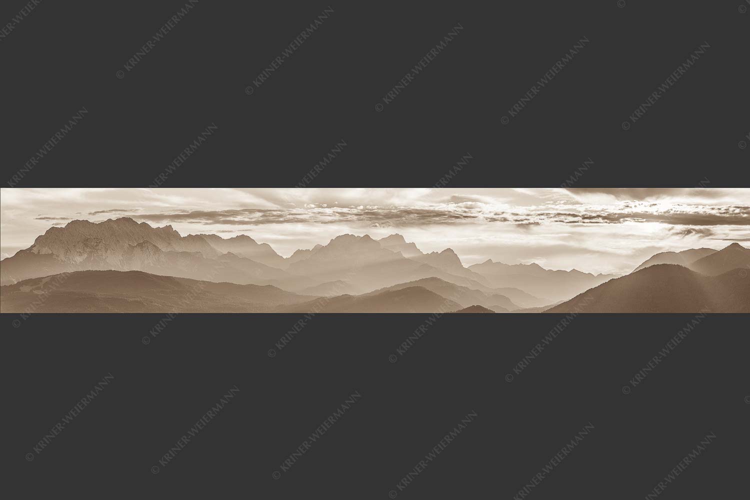 Traumhafte Abendstimmung in den unzähligen Gipfeln des Wetterstein- und Zugspitzmassivs - Heimatsilhouetten 6:1 sepia -- Abendlicht am Zugspitzmassiv - mehr Infos bei www.Kriner-Weiermann.de