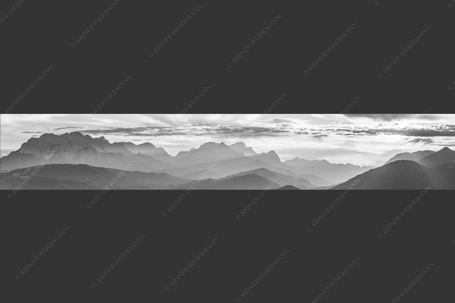 Traumhafte Abendstimmung in den unzähligen Gipfeln des Wetterstein- und Zugspitzmassivs - Heimatsilhouetten 6:1 sw -- Abendlicht am Zugspitzmassiv - mehr Infos bei www.Kriner-Weiermann.de