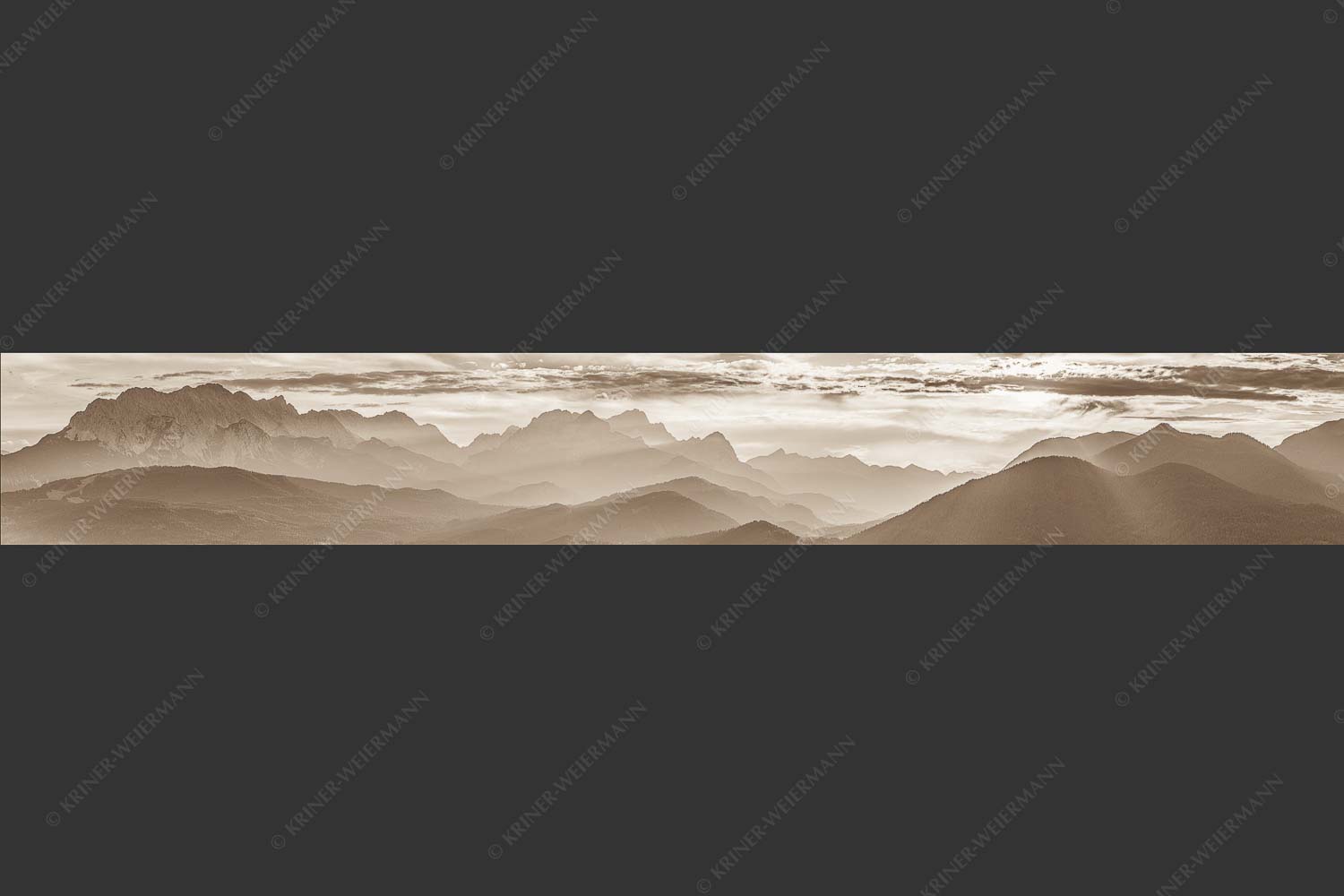 Traumhafte Abendstimmung in den unzähligen Gipfeln des Wetterstein- und Zugspitzmassivs - Heimatsilhouetten 7:1 sepia -- Abendlicht am Zugspitzmassiv - mehr Infos bei www.Kriner-Weiermann.de