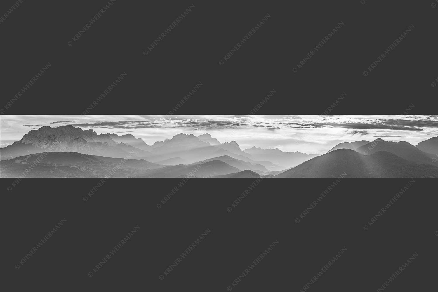 Traumhafte Abendstimmung in den unzähligen Gipfeln des Wetterstein- und Zugspitzmassivs - Heimatsilhouetten 7:1 sw -- Abendlicht am Zugspitzmassiv - mehr Infos bei www.Kriner-Weiermann.de