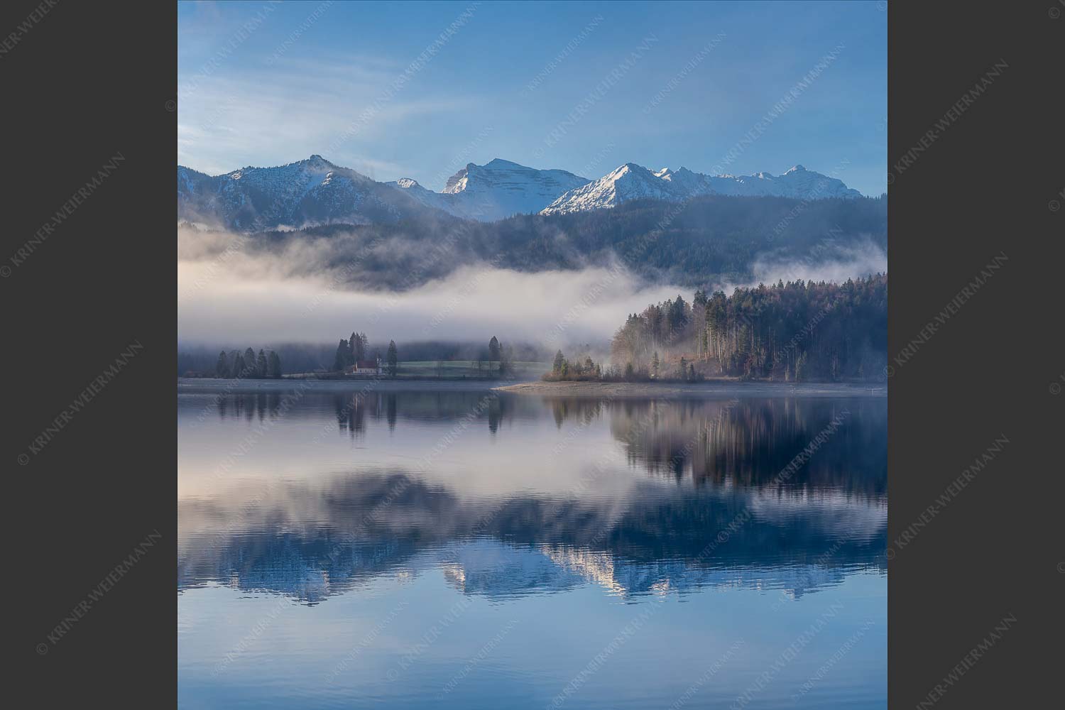 Wie verzaubert liegt die Halbinsel Zwergern im Walchensee mit Soiernblick - Heimatsymphonie 1:1  -- Walchensee mit Soierngebirge - mehr Infos bei www.Kriner-Weiermann.de