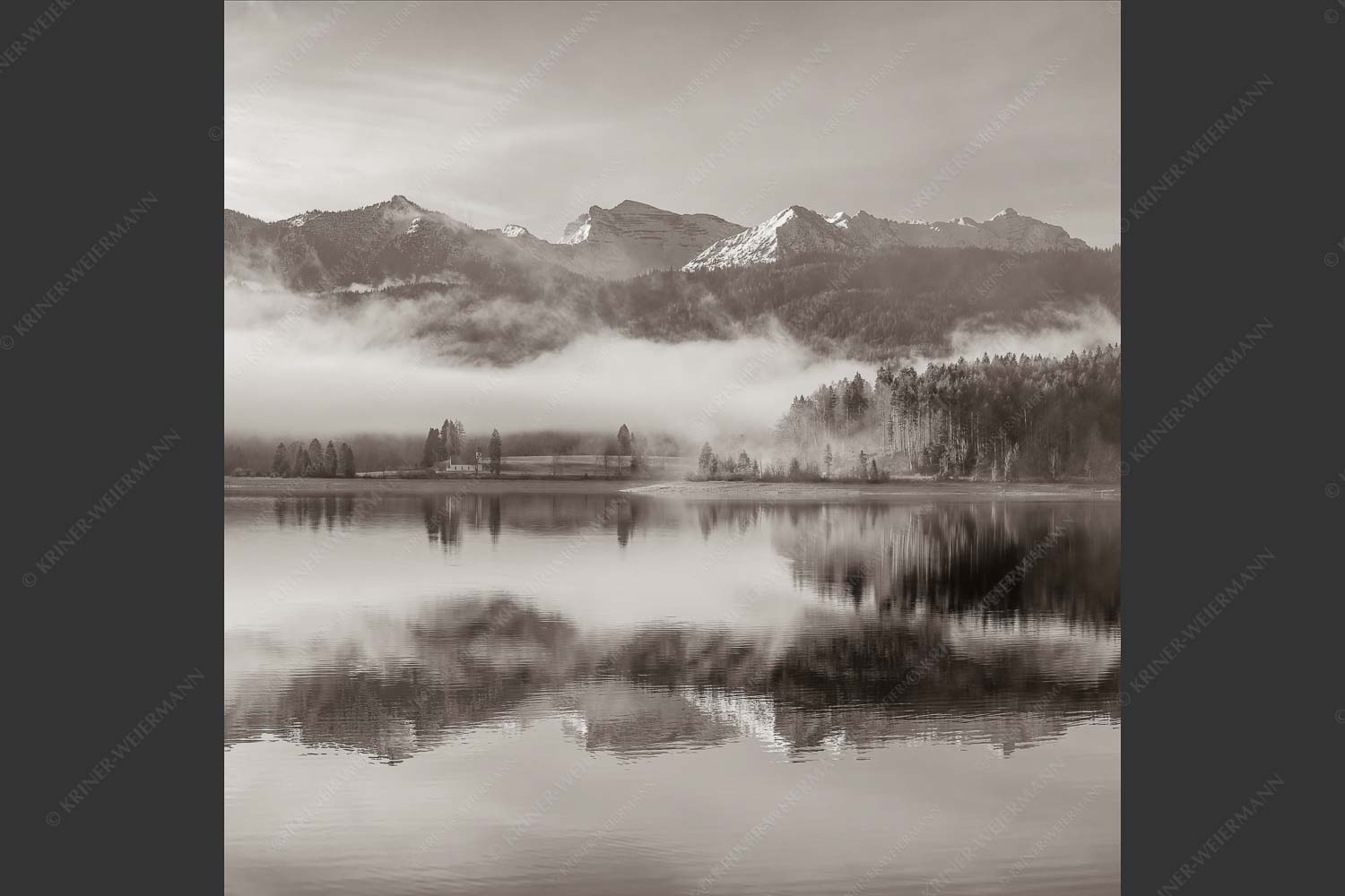 Wie verzaubert liegt die Halbinsel Zwergern im Walchensee mit Soiernblick - Heimatsymphonie 1:1 sepia -- Walchensee mit Soierngebirge - mehr Infos bei www.Kriner-Weiermann.de