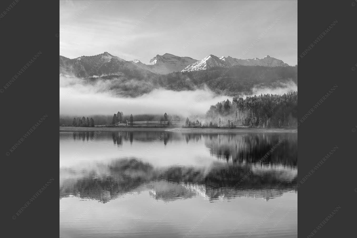 Wie verzaubert liegt die Halbinsel Zwergern im Walchensee mit Soiernblick - Heimatsymphonie 1:1 sw -- Walchensee mit Soierngebirge - mehr Infos bei www.Kriner-Weiermann.de