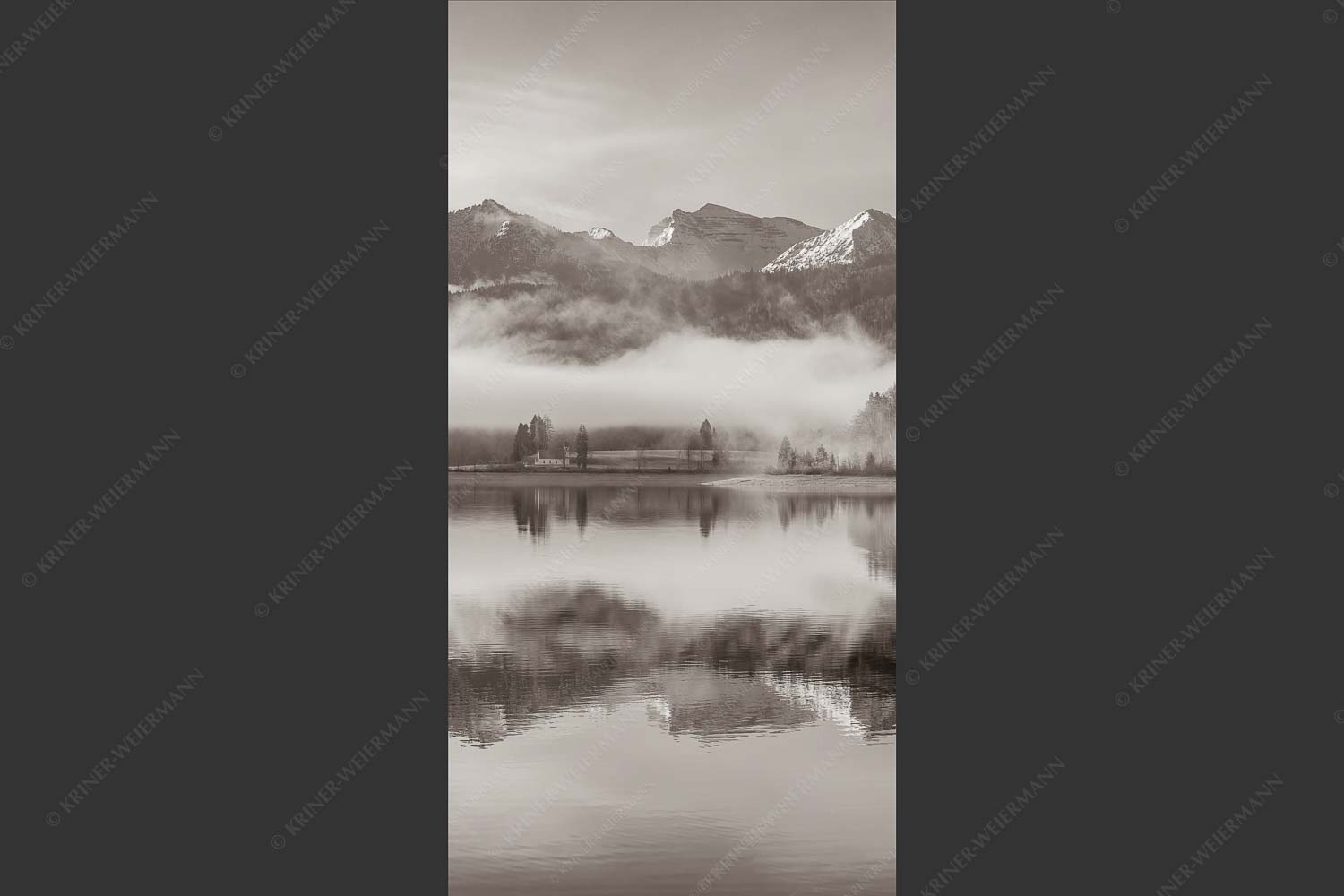 Wie verzaubert liegt die Halbinsel Zwergern im Walchensee mit Soiernblick - Heimatsymphonie 1:2 sepia -- Walchensee mit Soierngebirge - mehr Infos bei www.Kriner-Weiermann.de