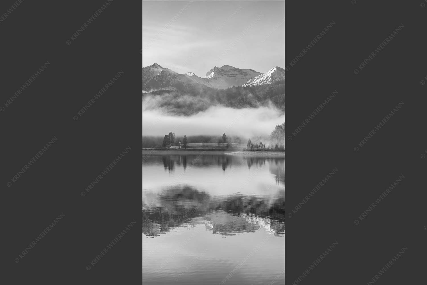 Wie verzaubert liegt die Halbinsel Zwergern im Walchensee mit Soiernblick - Heimatsymphonie 1:2 sw -- Walchensee mit Soierngebirge - mehr Infos bei www.Kriner-Weiermann.de