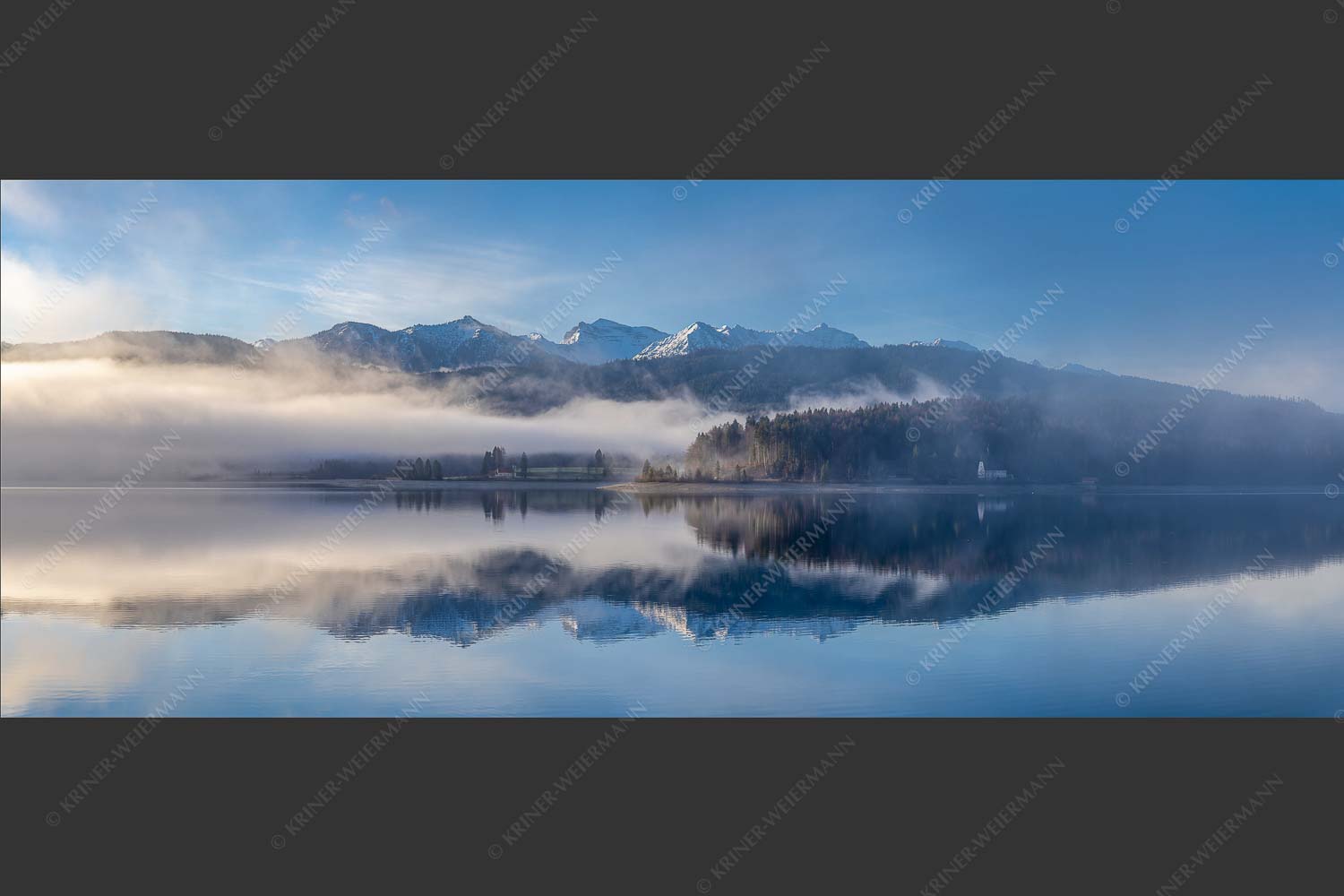 Wie verzaubert liegt die Halbinsel Zwergern im Walchensee mit Soiernblick - Heimatsymphonie 2,5:1  -- Walchensee mit Soierngebirge - mehr Infos bei www.Kriner-Weiermann.de
