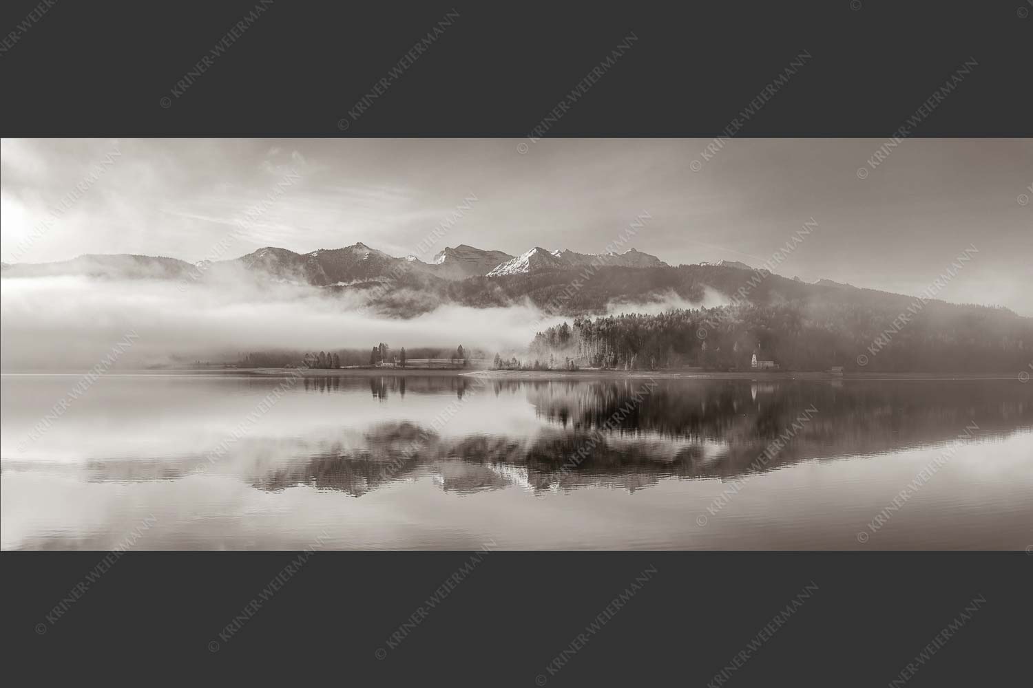 Wie verzaubert liegt die Halbinsel Zwergern im Walchensee mit Soiernblick - Heimatsymphonie 2,5:1 sepia -- Walchensee mit Soierngebirge - mehr Infos bei www.Kriner-Weiermann.de