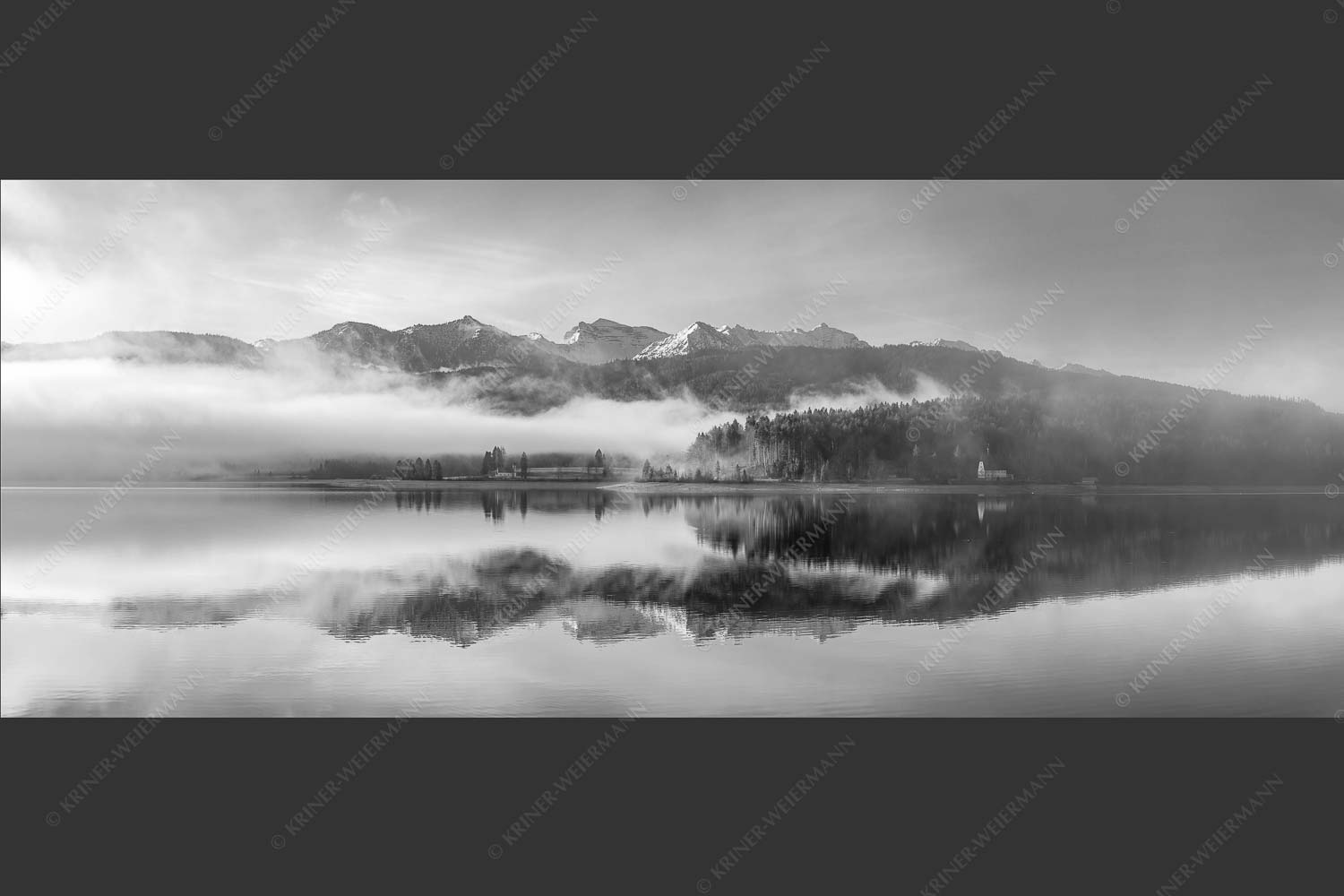 Wie verzaubert liegt die Halbinsel Zwergern im Walchensee mit Soiernblick - Heimatsymphonie 2,5:1 sw -- Walchensee mit Soierngebirge - mehr Infos bei www.Kriner-Weiermann.de