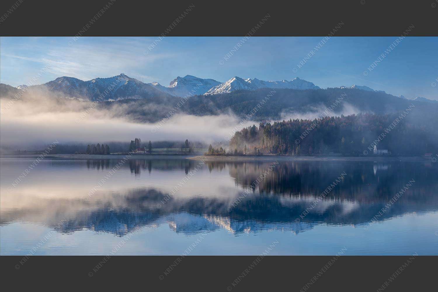 Wie verzaubert liegt die Halbinsel Zwergern im Walchensee mit Soiernblick - Heimatsymphonie 2:1  -- Walchensee mit Soierngebirge - mehr Infos bei www.Kriner-Weiermann.de